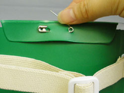 安全ピン使用の場合は、針が上に出るように安全ピンを通してご使用ください。