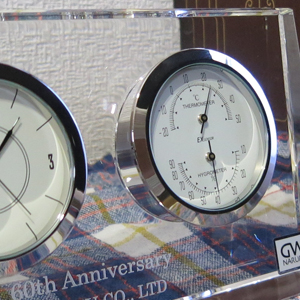 温度計・湿度計がスマートな形で装備されています。