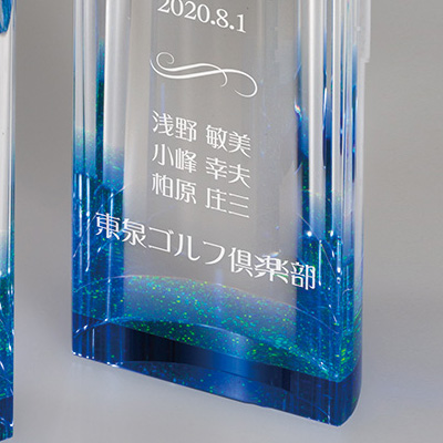 底面の青ガラスと本体のガラスの間に京セラ製京都オパール（人工宝石）を挟んでます。